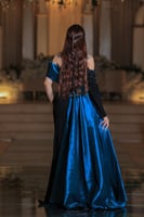 فستان أنيق وفخم بتصميم ملكي يجمع بين الرقي والجرأة...