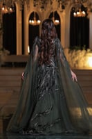 فستان سهرة فاخر وأنيق بتصميم راقٍ جدًا. لون الفستا...