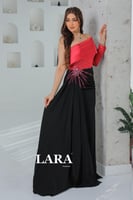 فستان باللون الفوشي والاسود مع تصميم كتف واحد