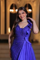 فستان سهرة براق باللون الأزرق الملكي، يلفت الأنظار...