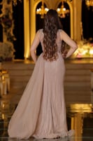 فستان سهرة مطرز بالخرز بفتحه ساق وذيل جانبي