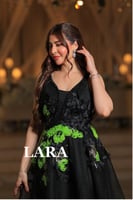 فستان أنيق بلون أسود فخم، مزدان بتطريزات زهرية ثلا...