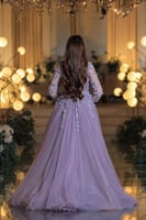 فستان سواريه لافندر مطرّز بتطريزات ثلاثية الأبعاد...