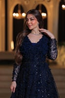 فستان سهرة طويل وبراق بلون كحلي داكن.