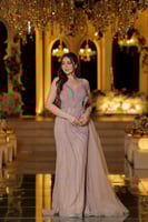 فستان سهرة مطرز بالخرز بفتحه ساق وذيل جانبي