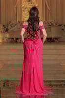 فستان يتميّز بتصميم أنيق وفاخر، بلونه الفوشي الجذّ...