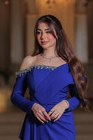 فستان أنيق وفخم، يتميز بتصميمه الراقي ولونه الازرق...