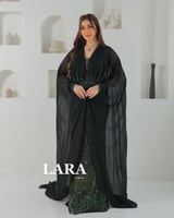 فستان مرصع بالكامل بحبيبات لامعة تعكس الضوء