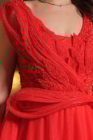 فستان سهرة أحمر بتصميم استثنائي وجاذبية ساحرة