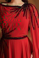 فستان احمر ملكي بتصميم الكاب وتطريز فاخر