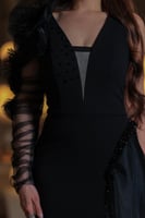 فستان سهرة أسود أنيق بتصميم عصري وفتحت ساق جريء ول...