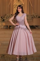 فستان سهرة فاخر بلون وردي بودري