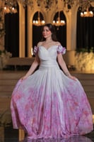 فستان أبيض فاخر بتدرجات وردية بنفسجية تصميم أنيق ب...