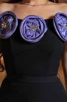 فستان سهرة أسود طويل، بتصميم كب ومزين بتطريزات ورو...