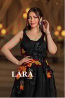 فستان أنيق بلون أسود فخم، مزدان بتطريزات زهرية ثلا...