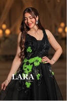 فستان أنيق بلون أسود فخم، مزدان بتطريزات زهرية ثلا...