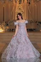 فستان سهرة فخم بطابع أنثوي راقٍ، يتميز بلونه البنف...