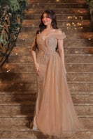 فستان بتصميم فاخر وأنثوي، بلون بيج ناعم مائل إلى ا...