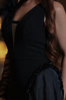 فستان سهرة أسود أنيق بتصميم عصري وفتحت ساق جريء ول...