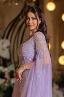 فستان سهرة مطرز بالخرز بفتحه ساق واكمام كيب