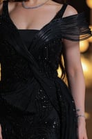 فستان أسود مطرز يلمع بكل خطوة، تصميم أنثوي أنيق يخ...