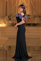 فستان سهرة أسود طويل، بتصميم كب ومزين بتطريزات ورو...