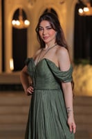 فستان سهرة زيتوني فاخر بأكتاف منسدلة وتصميم منفوش...