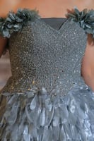 فستان سهرة طويل بلون رمادي مزرق يجمع بين الفخامة و...