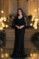 فستان سهرة أسود لامع بأكمام شفافة راقية تصميم فخم...