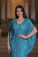 فستان سهرة بلون فيروزي ملكي يخطف الأنظار