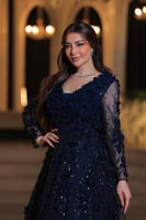 فستان سهرة طويل وبراق بلون كحلي داكن.