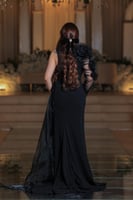 فستان سهرة أسود أنيق بتصميم عصري وفتحت ساق جريء ول...