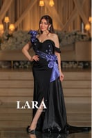 فستان سهرة أسود فاخر بتصميم غير متماثل يبرز جمال ا...