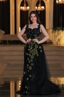 فستان يتميز بتصميم أنيق وفخم يناسب المناسبات الراق...