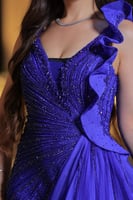 فستان سهرة براق باللون الأزرق الملكي، يلفت الأنظار...