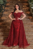 فستان سهرة فخم بلون أحمر براق، يتميز بتصميم أوف شو...