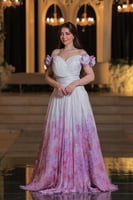 فستان أبيض فاخر بتدرجات وردية بنفسجية تصميم أنيق ب...