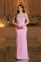 فستان وردي طويل، ضيق يبرز القوام مزين بكريستالات ل...