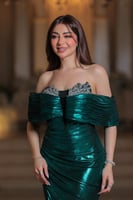 فستان سهرة فاخر بلون أخضر زمردي لامع، مصنوع من قما...