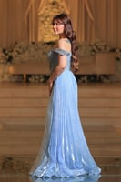 فستان سماوي طويل ومزين بالخرز اللامع. يتميز بتصميم...