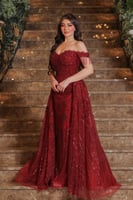 فستان سهرة فخم بلون أحمر براق، يتميز بتصميم أوف شو...