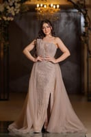 فستان سهرة مطرز بالخرز بفتحه ساق جانبي