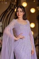 فستان سهرة مطرز بالخرز بفتحه ساق واكمام كيب