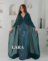 فستان مرصع بالكامل بحبيبات لامعة تعكس الضوء