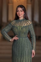 فستان أنيق وفاخر، يتميز بتصميم طويل بلون زيتي مائل...