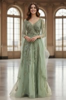 فستان أنيق وفخم، بتصميم يجمع بين الرقي والنعومة. ي...