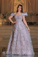 فستان سهرة فخم بطابع أنثوي راقٍ، يتميز بلونه البنف...