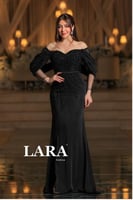 فستان أسود أنيق يخطف الأنظار، يتميز بقصة أوف شولدر...