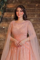 فستان سهرة أنيق بلون خربزي ناعم، يتميز بتصميم ملكي...