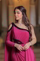 فستان يتميز بتصميم أنيق وملفت، بلونه العفوشي المفع...